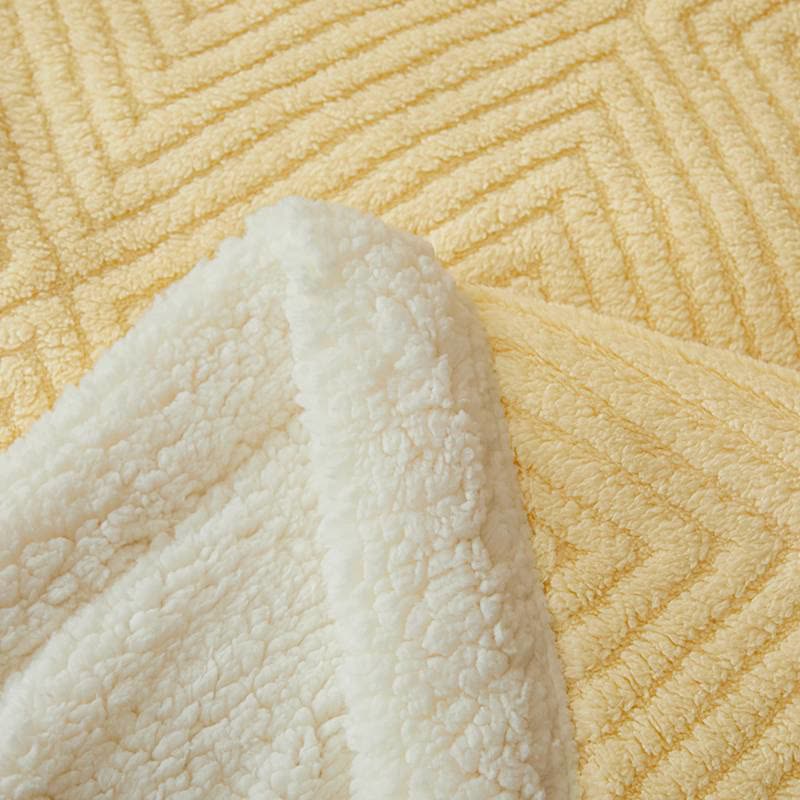 Coperta in sherpa con trama a rombi - image 48