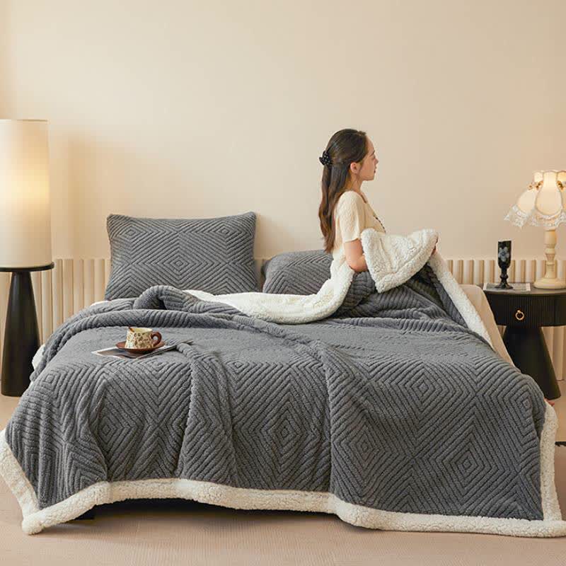 Coperta in sherpa con trama a rombi - image 6