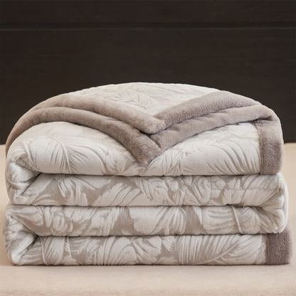 Coperta in sherpa con motivo a foglie tropicali in rilievo - image 8