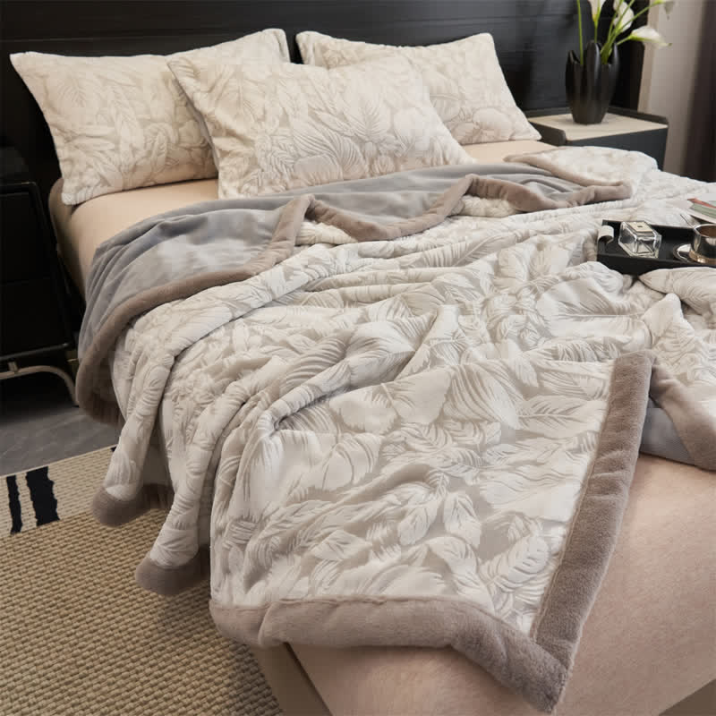 Coperta in sherpa con motivo a foglie tropicali in rilievo - image 3