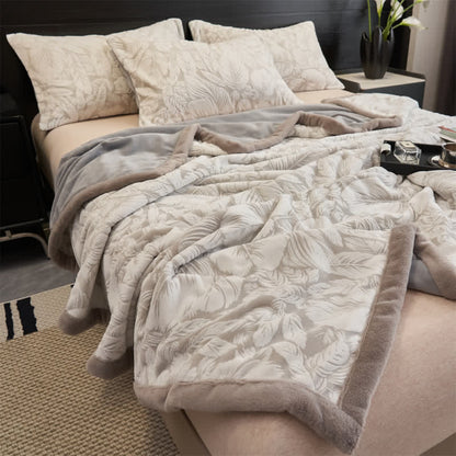 Coperta in sherpa con motivo a foglie tropicali in rilievo - image 3