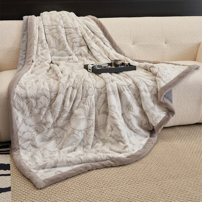 Coperta in sherpa con motivo a foglie tropicali in rilievo - image 7