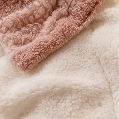 Coperta in sherpa a righe e blocchi di colore neutro - image 6
