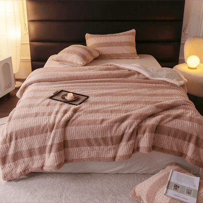 Coperta in sherpa a righe e blocchi di colore neutro - image 1