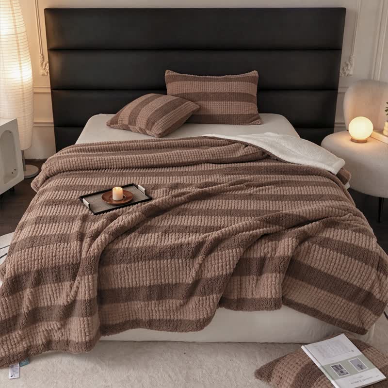 Coperta in sherpa a righe e blocchi di colore neutro - image 8