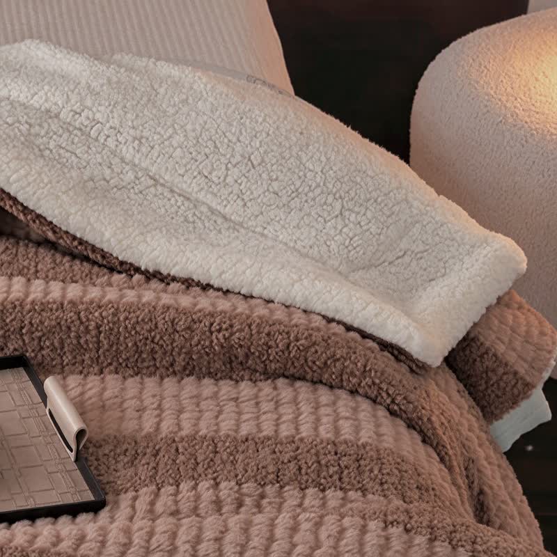 Coperta in sherpa a righe e blocchi di colore neutro - image 10