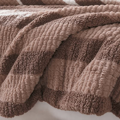 Coperta in sherpa a righe e blocchi di colore neutro - image 11