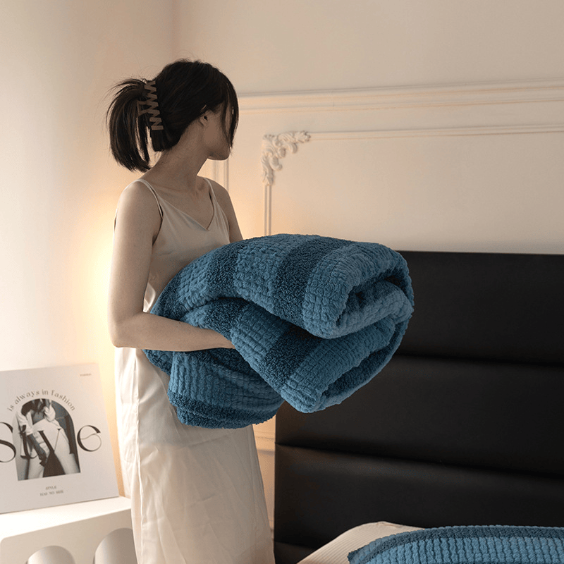 Coperta in sherpa a righe e blocchi di colore neutro - image 14