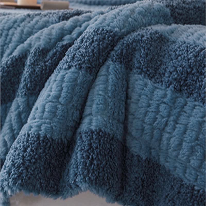 Coperta in sherpa a righe e blocchi di colore neutro - image 16