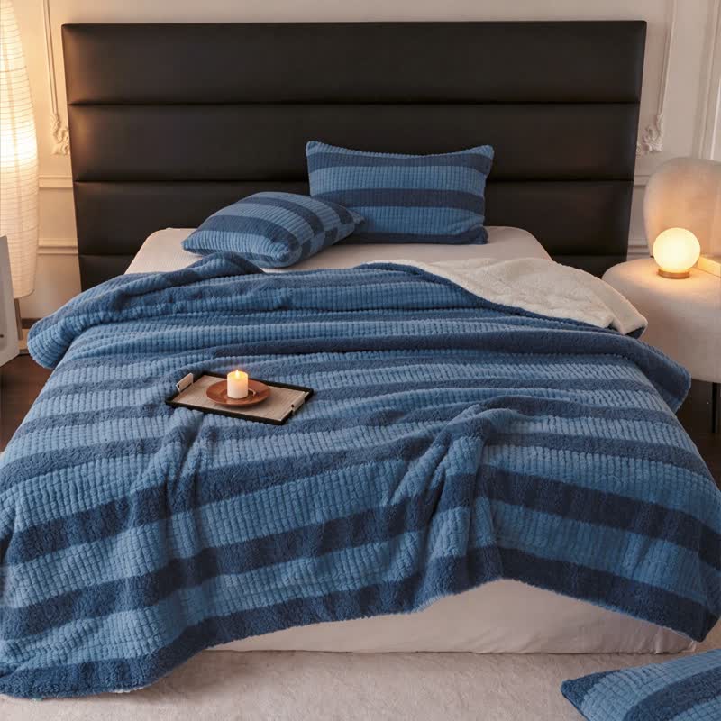Coperta in sherpa a righe e blocchi di colore neutro - image 13