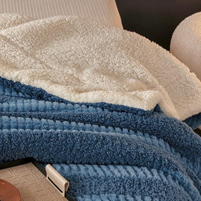 Coperta in sherpa a righe e blocchi di colore neutro - image 15