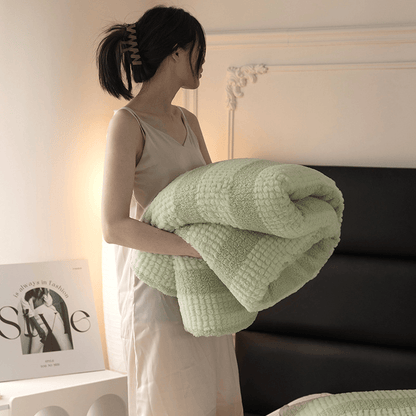 Coperta in sherpa a righe e blocchi di colore neutro - image 19
