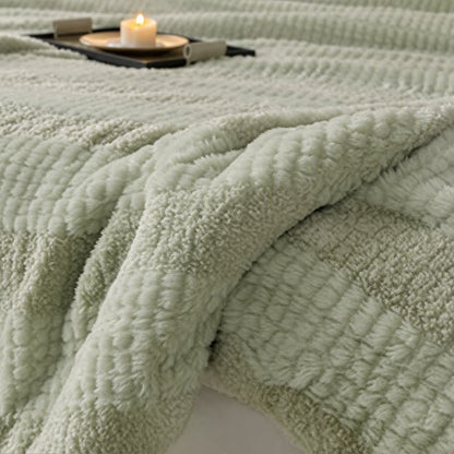 Coperta in sherpa a righe e blocchi di colore neutro - image 21