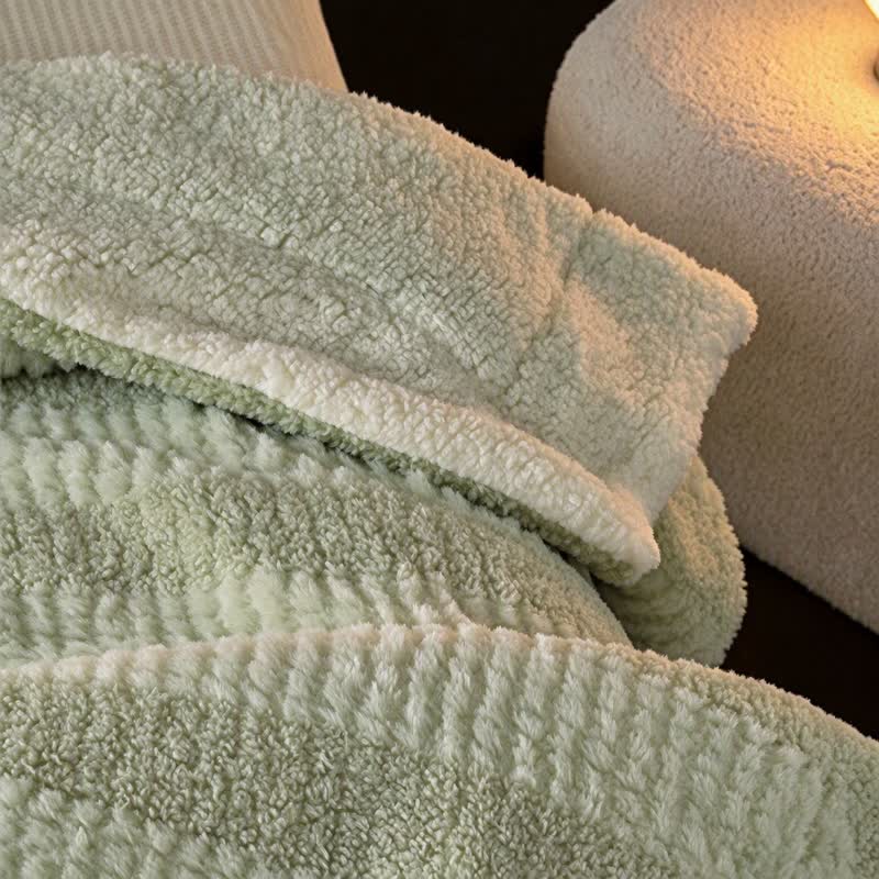 Coperta in sherpa a righe e blocchi di colore neutro - image 20