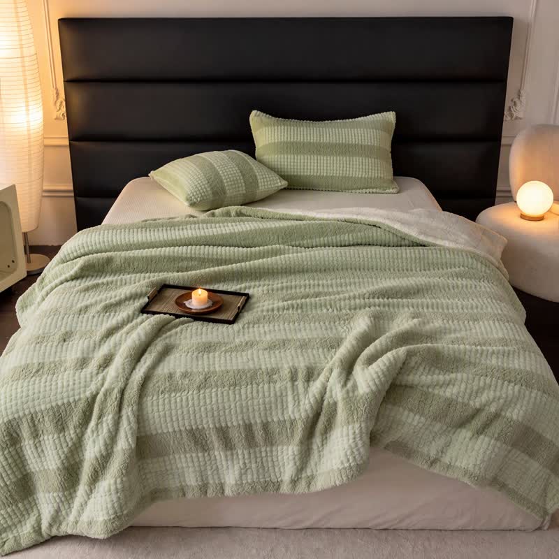 Coperta in sherpa a righe e blocchi di colore neutro - image 18