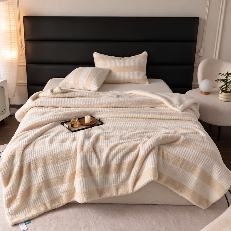 Coperta in sherpa a righe e blocchi di colore neutro - image 24