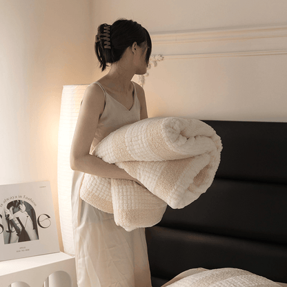 Coperta in sherpa a righe e blocchi di colore neutro - image 23