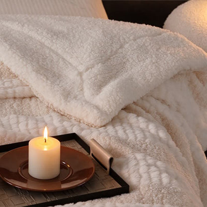 Coperta in sherpa a righe e blocchi di colore neutro - image 25