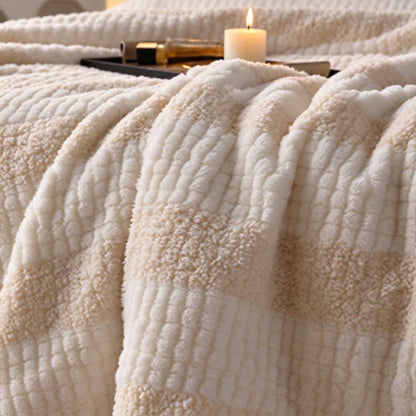 Coperta in sherpa a righe e blocchi di colore neutro - image 26