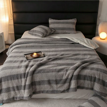 Coperta in sherpa a righe e blocchi di colore neutro - image 28