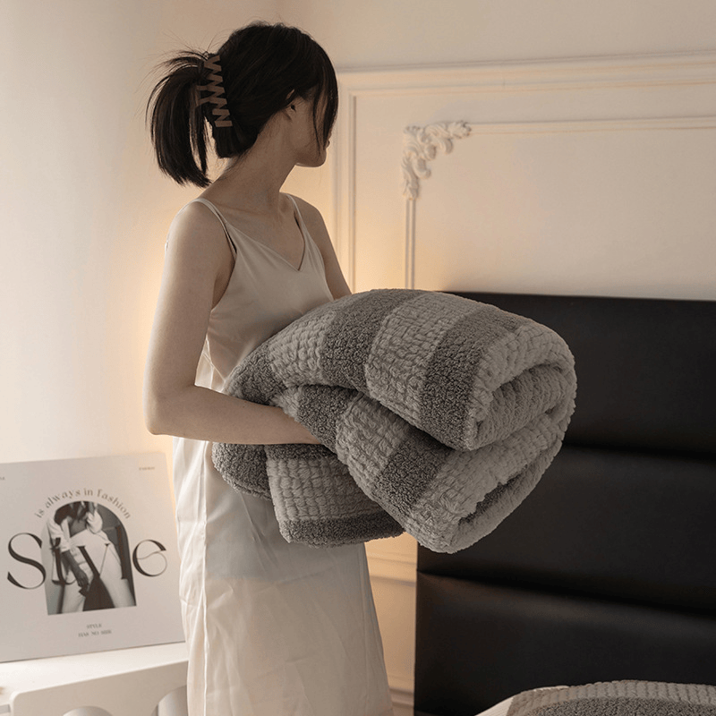 Coperta in sherpa a righe e blocchi di colore neutro - image 29