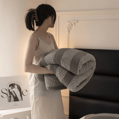 Coperta in sherpa a righe e blocchi di colore neutro - image 29