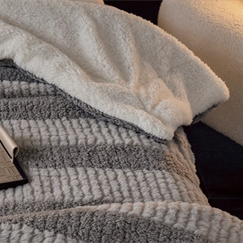 Coperta in sherpa a righe e blocchi di colore neutro - image 30