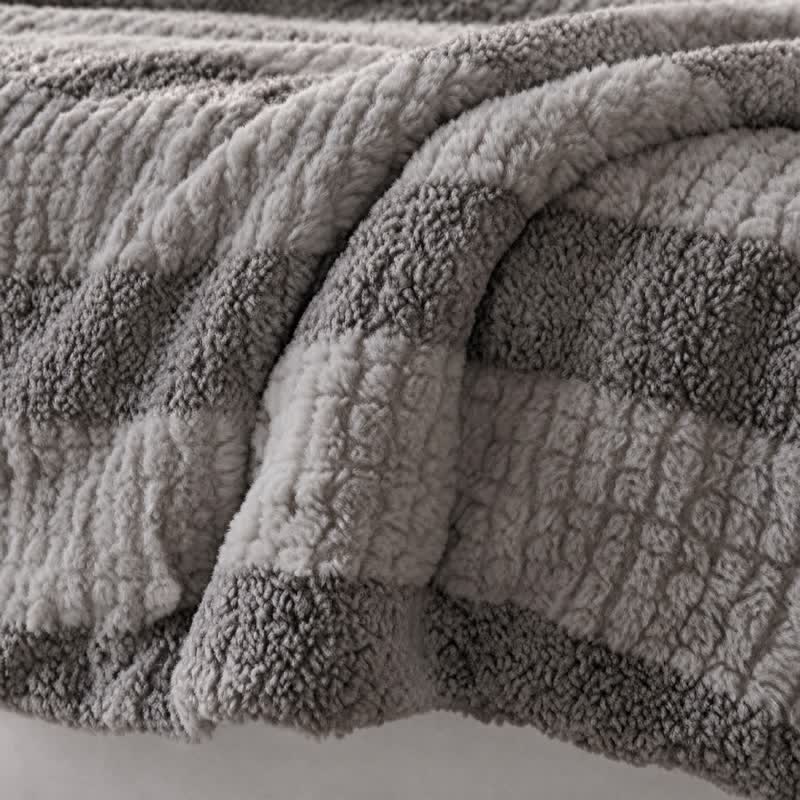 Coperta in sherpa a righe e blocchi di colore neutro - image 31