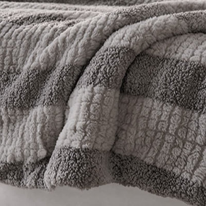 Coperta in sherpa a righe e blocchi di colore neutro - image 31