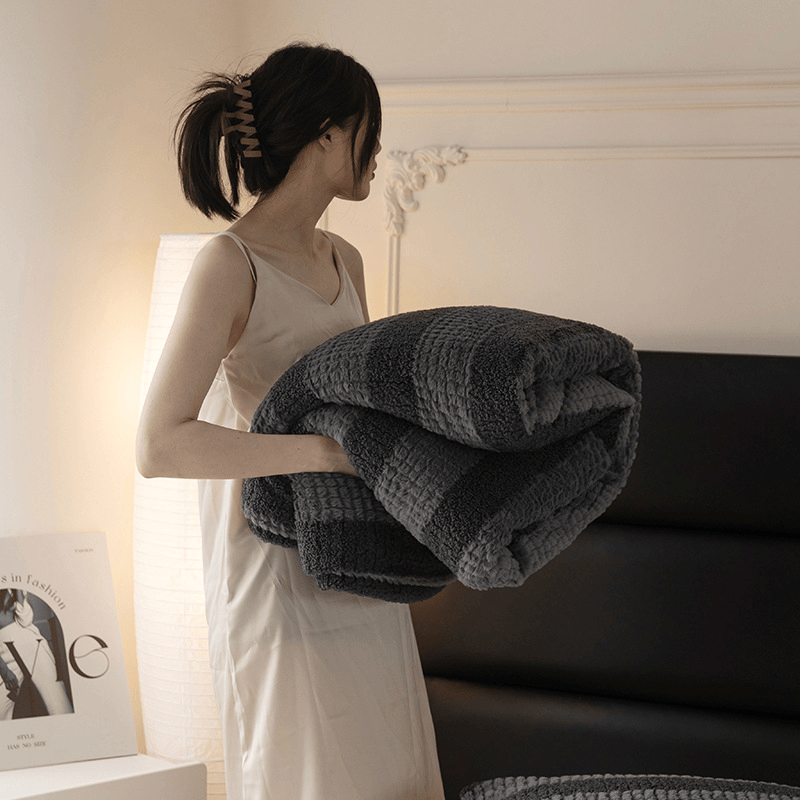 Coperta in sherpa a righe e blocchi di colore neutro - image 34