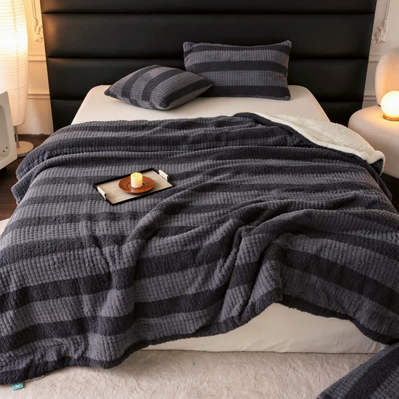 Coperta in sherpa a righe e blocchi di colore neutro - image 33
