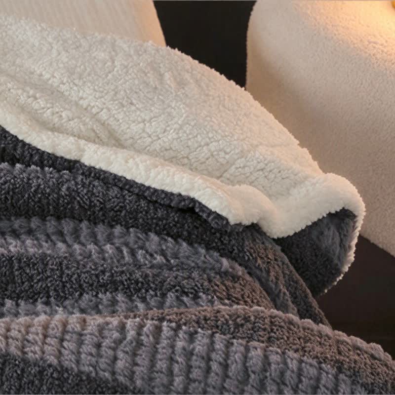 Coperta in sherpa a righe e blocchi di colore neutro - image 35