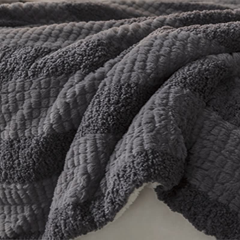 Coperta in sherpa a righe e blocchi di colore neutro - image 36