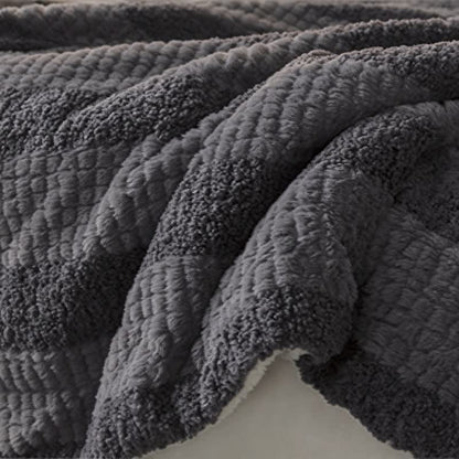 Coperta in sherpa a righe e blocchi di colore neutro - image 36