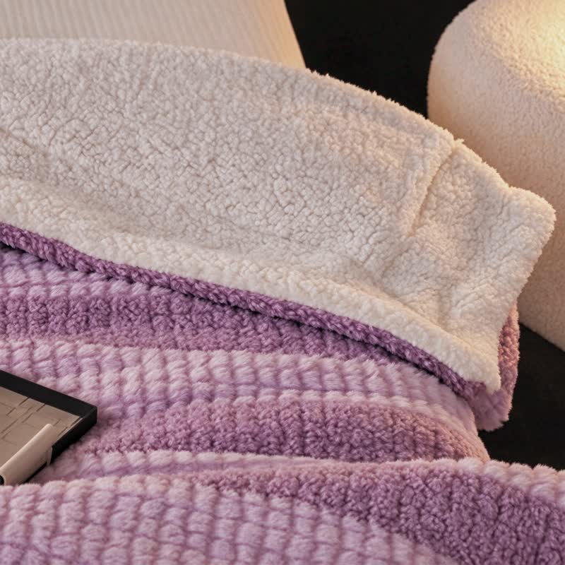 Coperta in sherpa a righe e blocchi di colore neutro - image 40