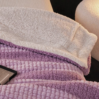 Coperta in sherpa a righe e blocchi di colore neutro - image 40