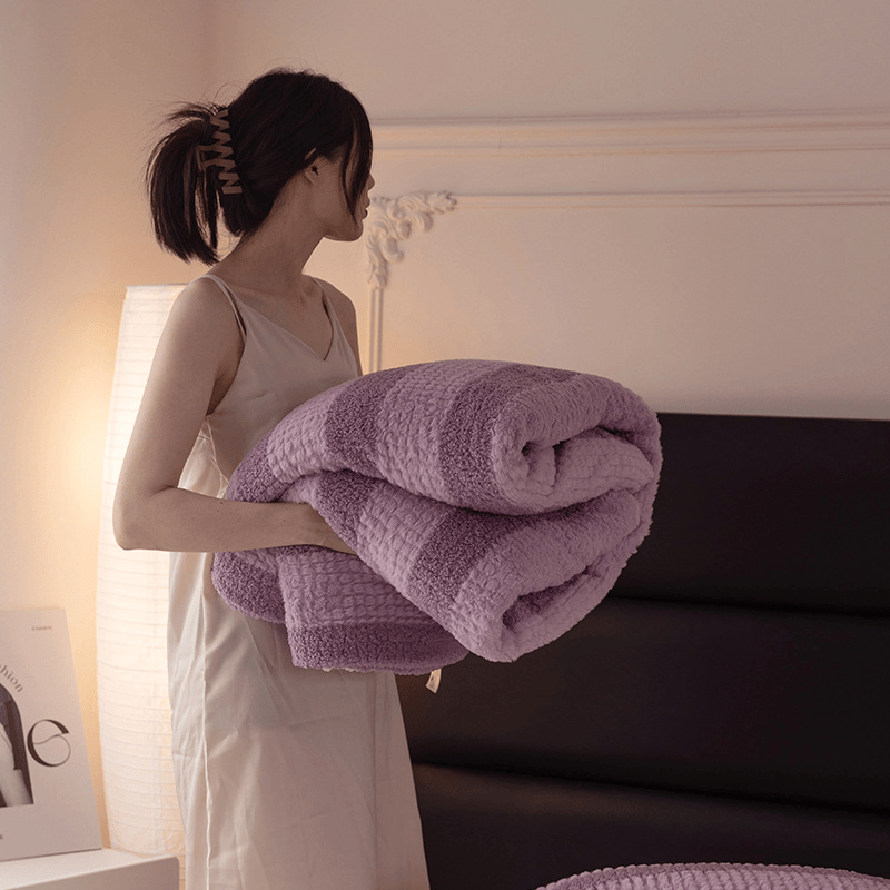 Coperta in sherpa a righe e blocchi di colore neutro - image 39