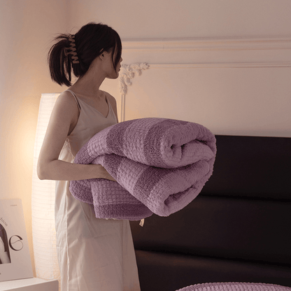 Coperta in sherpa a righe e blocchi di colore neutro - image 39