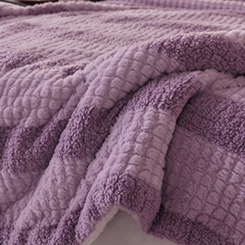 Coperta in sherpa a righe e blocchi di colore neutro - image 41