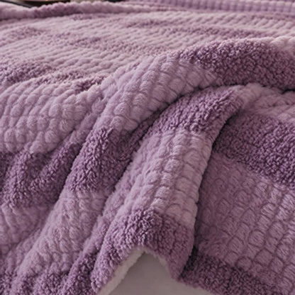 Coperta in sherpa a righe e blocchi di colore neutro - image 41