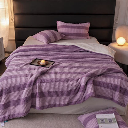 Coperta in sherpa a righe e blocchi di colore neutro - image 38
