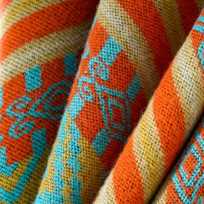 Poncho/scialle avvolgente in tessuto geometrico colorato - image 4