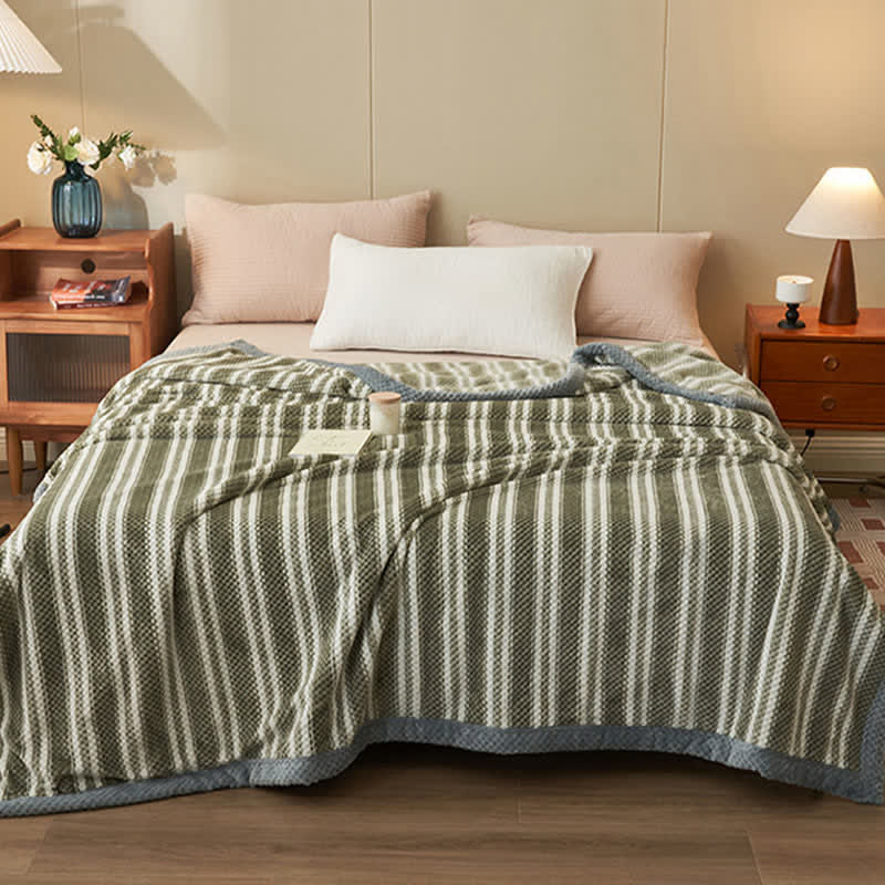 Coperta in pile di corallo a righe
