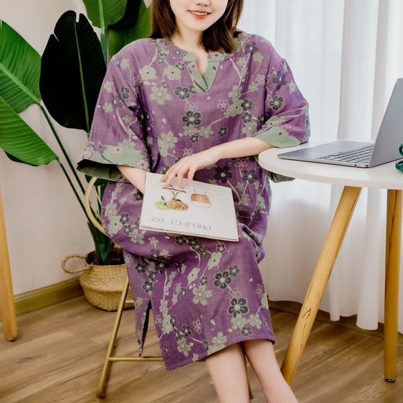 Camicia da notte in morbido cotone con scollo a V e motivo a fiori di prugna