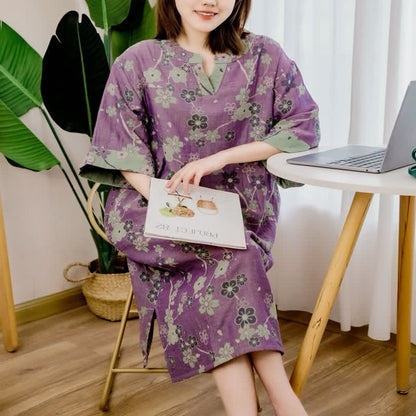 Camicia da notte in morbido cotone con scollo a V e motivo a fiori di prugna
