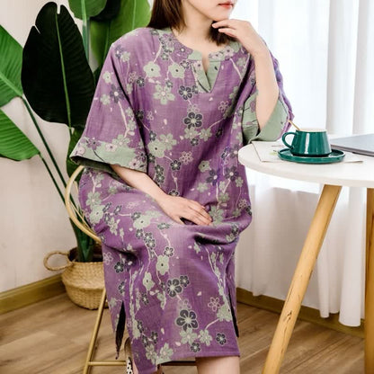 Camicia da notte in morbido cotone con scollo a V e motivo a fiori di prugna
