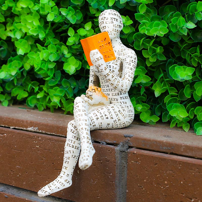 Statua della donna pensatrice che legge, decorazione per libreria