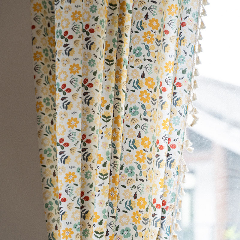 Tenda filtrante con nappa di fiori gialli