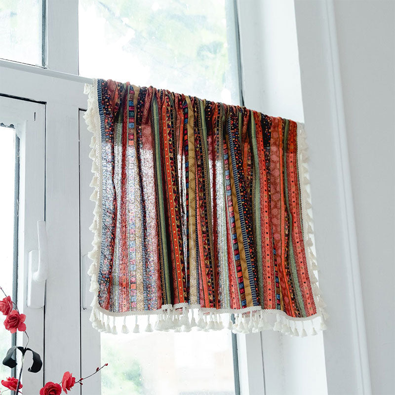 Tenda a strati con nappe a motivo scozzese colorato