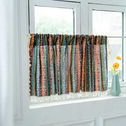 Tenda a strati con nappe a motivo scozzese colorato